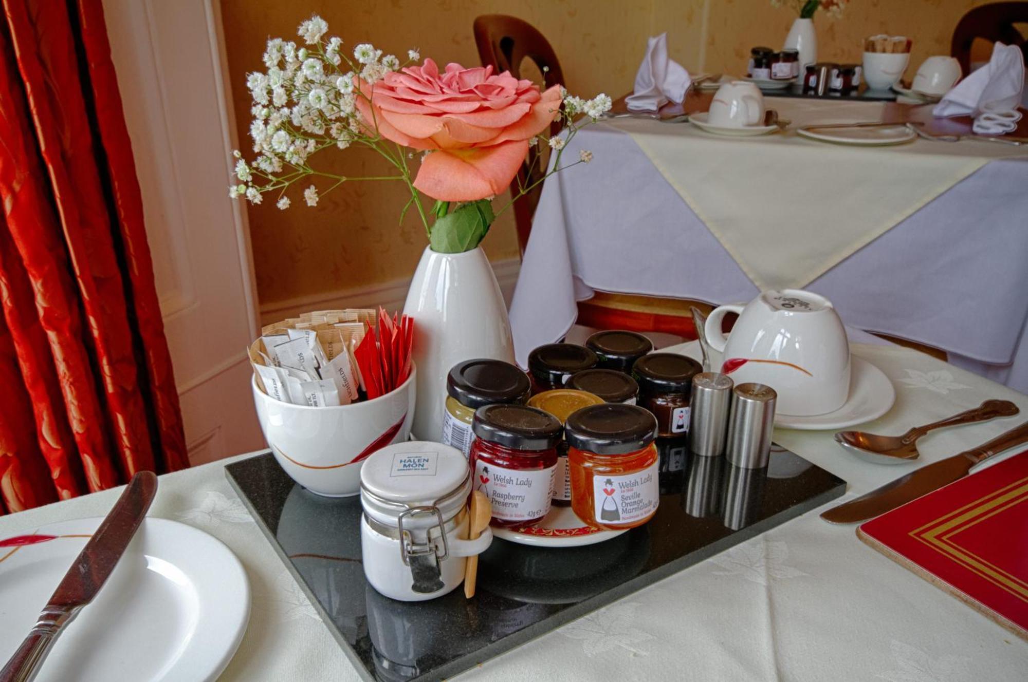 Holcombe House Guest House Llandudno Bagian luar foto